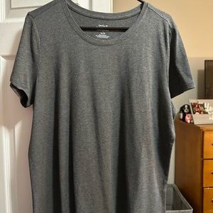 Grey tshirt.